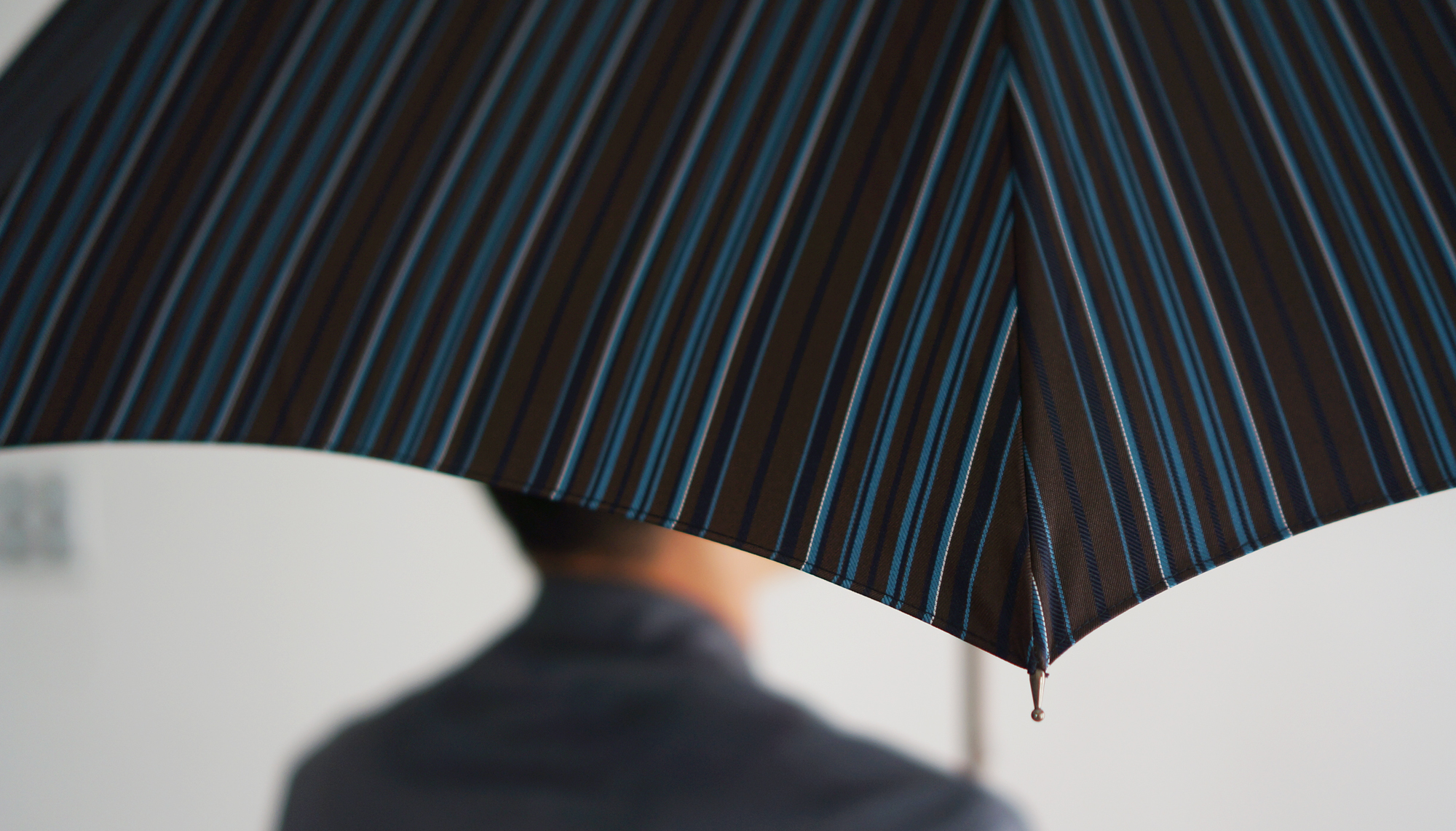 甲州のドビー織でマルチストライプを表現したデザイン性の高い雨傘